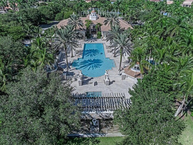 Building Photo - 10513 Versailles Blvd