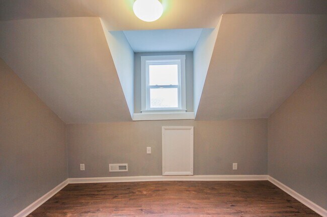 Building Photo - Highland Park Living with Private Deck & Updated 2BR Near Downtown Chattanooga