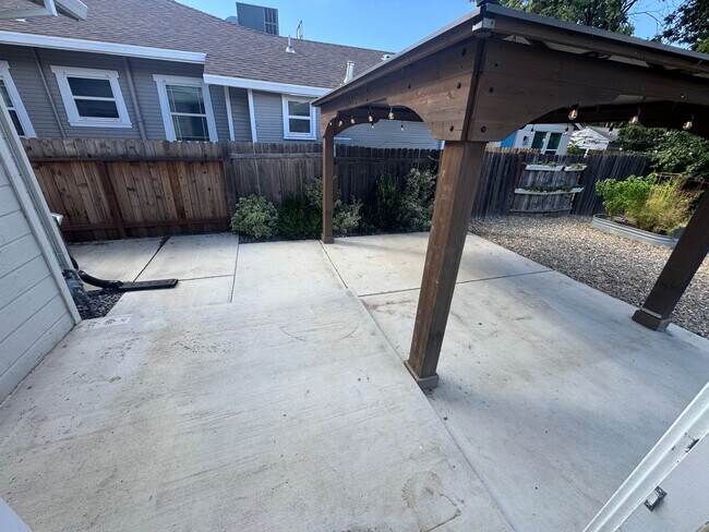 Building Photo - 2 bedroom |1 bathroom | Charming West Taho...