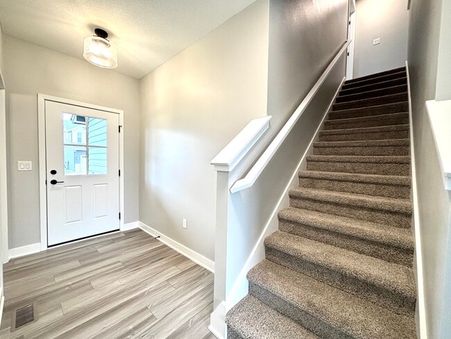 Building Photo - 1502 NE Savana Dr