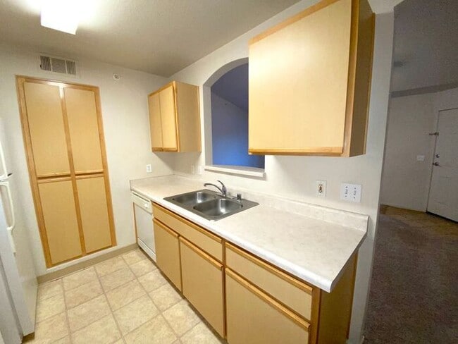 Building Photo - NW Reno Luxury Condo - Fitness Center, Poo...