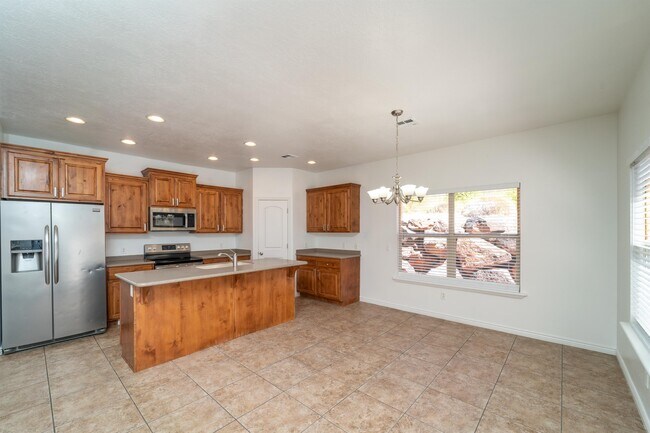 Building Photo - 1210 W Indian Hills Dr