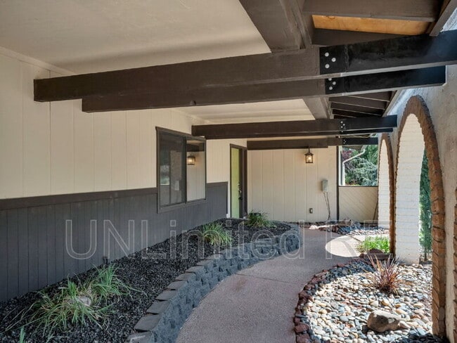 Building Photo - 490 Deer Pass Dr