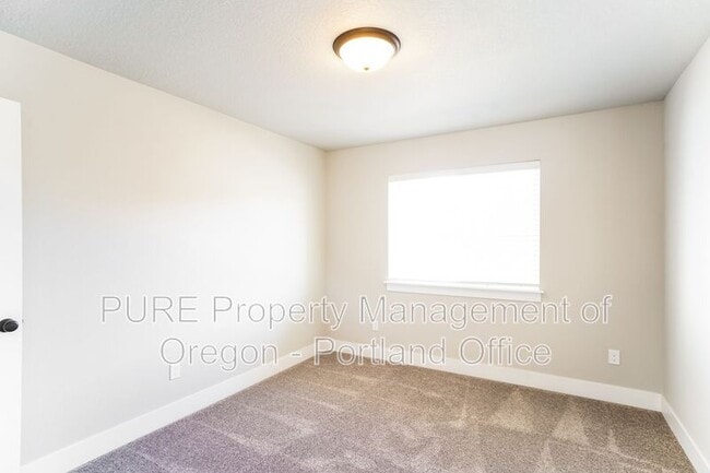 Building Photo - 1734 NE Gilbert Ln