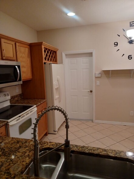 Building Photo - Townhouse with Amenities Galore: 3 BR / 2.5 Bath In The Colonnade Community