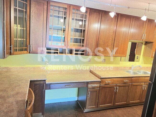 Building Photo - 1BR 1BA CONDO IN Plymouth!