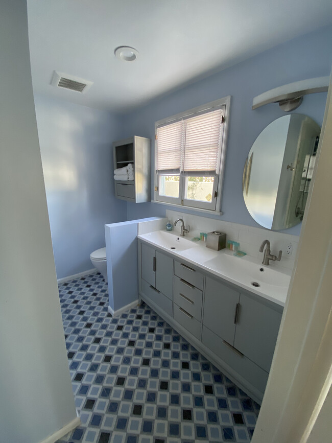 Bedroom 2's ensuite bathroom - 1104 S Hayworth Ave