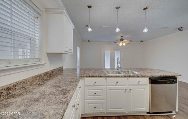 Building Photo - 6440 Summer Oak Dr