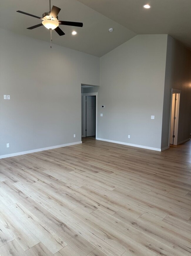 Building Photo - Newer Home in Culdesac