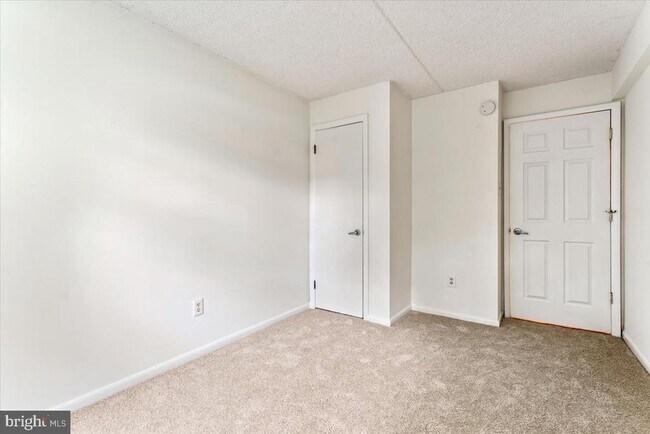 Building Photo - 3207 Valley Dr