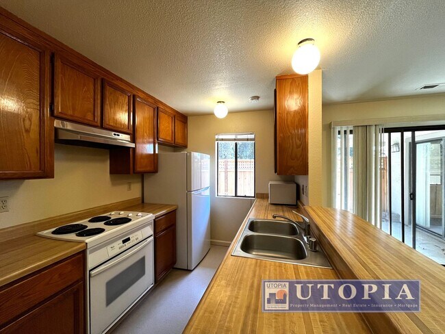 Building Photo - Charming 3 Bedroom, 2-bathroom Townhouse v...