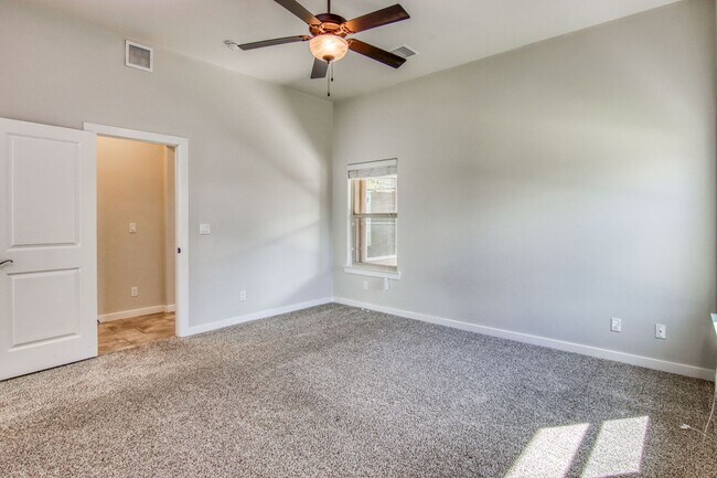Building Photo - Beautiful East side House with 4 bed-2 baths