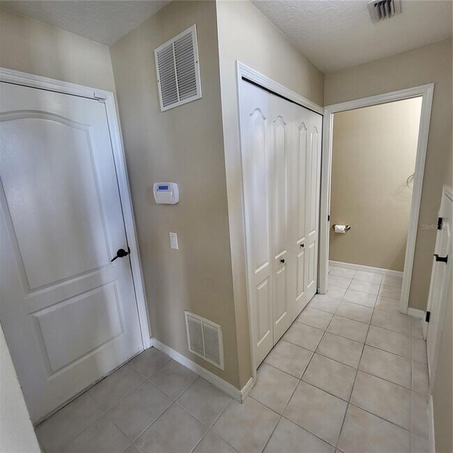 Building Photo - 25903 Bloomsbury Ct