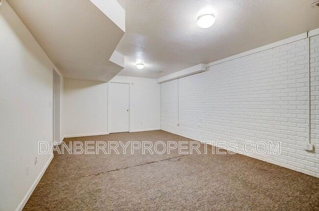 Building Photo - 3733 Willow Run Dr