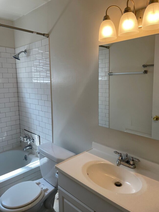 Building Photo - 2 BR IN HYDE PARK WITH OFF STREET PARKING