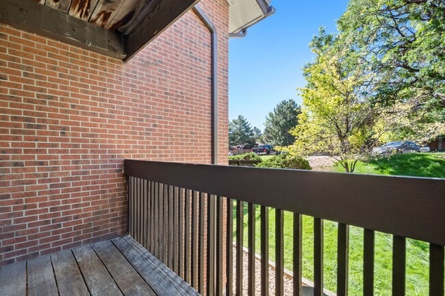 Building Photo - Huge 2 Bedroom condo right off Light Rail!