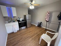 Building Photo - 1 Bedroom Studio in Hollister, MO