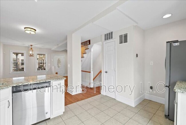 Building Photo - 619 Orleans Pl NE