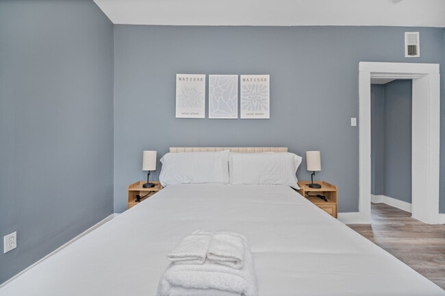 Building Photo - 2413 Kenton St