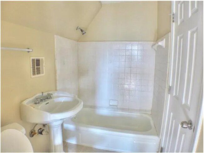 Building Photo - 112 Dewald Ln