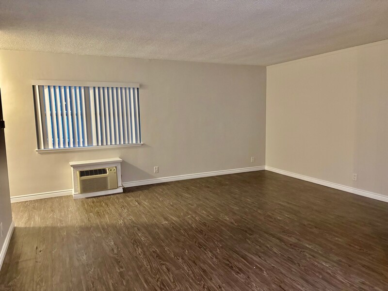 Building Photo - 1595 E Chevy Chase Dr