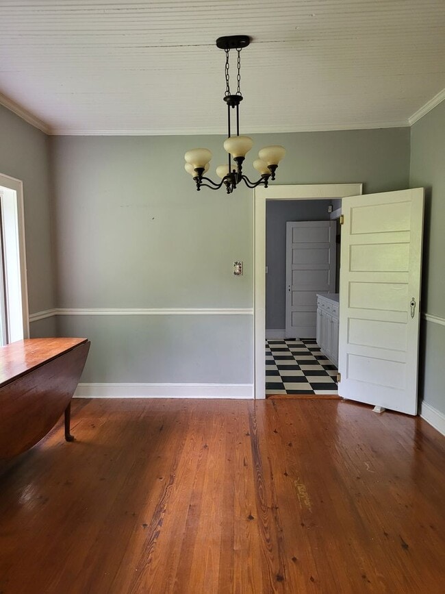 Building Photo - Farm house in Mt Holly