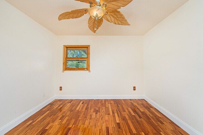 Building Photo - Convenient, Updated, and Plenty of Room fo...