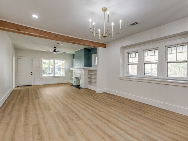 Building Photo - 1723 W Park Pl