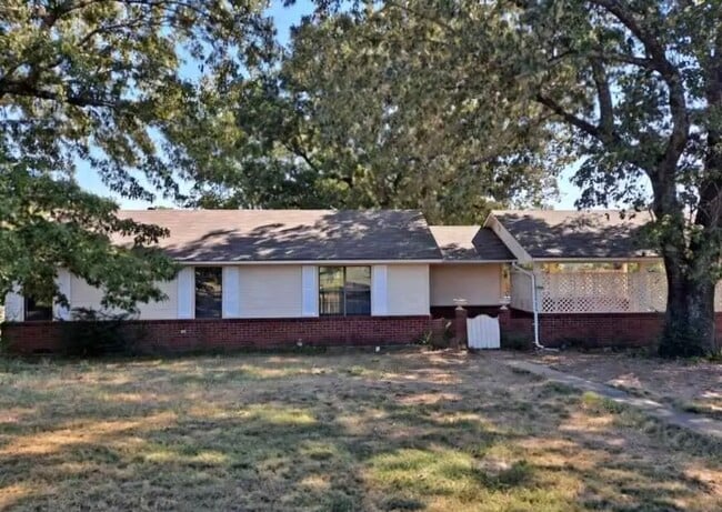 Primary Photo - 906 W Lucas St