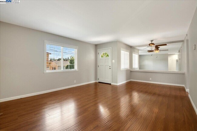 Building Photo - 323 De Leon Ave
