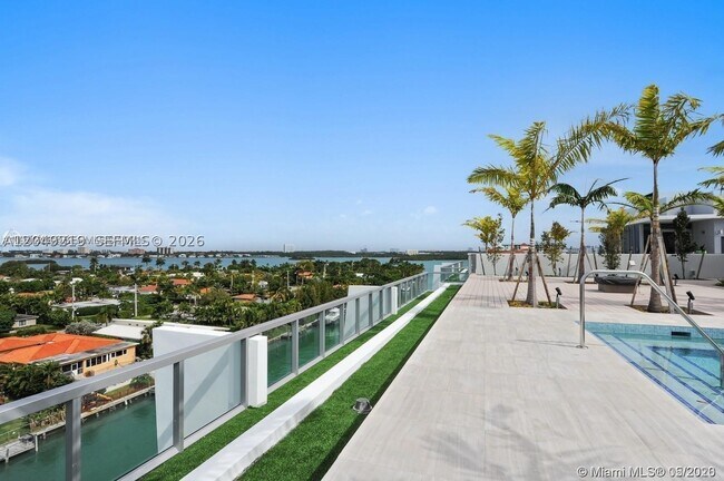 Building Photo - 9940 W Bay Harbor Dr