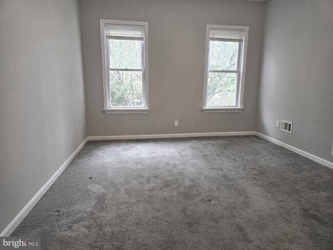 Building Photo - 132 N Kenwood Ave