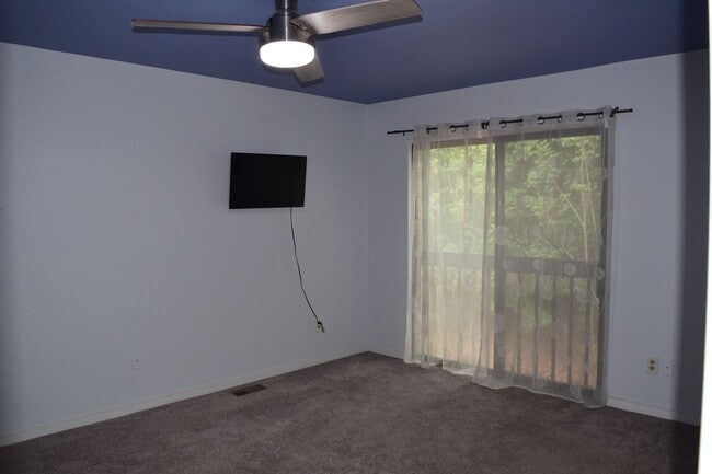 Building Photo - Great Bon Air Townhouse Convenient to ever...