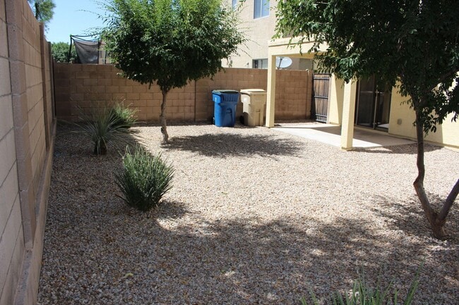 Building Photo - 4 bed 2.5 bath Magic Ranch Home