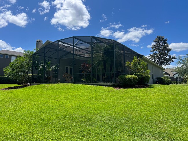 Building Photo - Beautiful 5 Bed 4 Bath Pool Home in the gu...