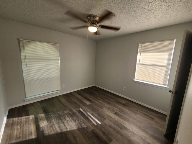 Building Photo - 4 bed 2 baths Coming soon!