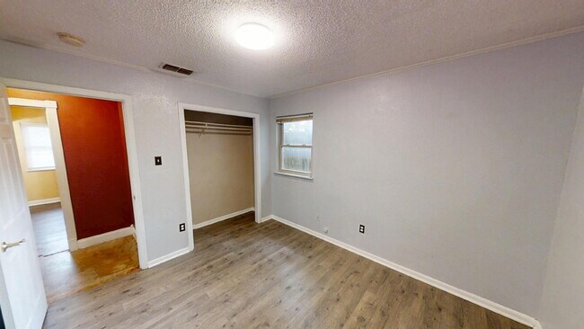 Building Photo - Welcome home to this adorable 3-bedroom, 2-bathroom house designed with comfort and style in mind!