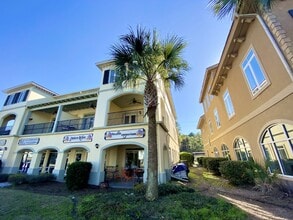 Building Photo - Beautiful Two Bedroom Townhome Located in Bluffton Village!