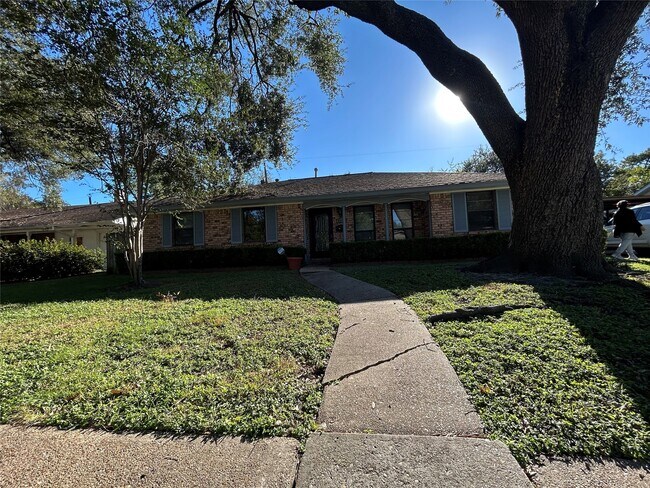 Building Photo - 5315 Poinciana Dr