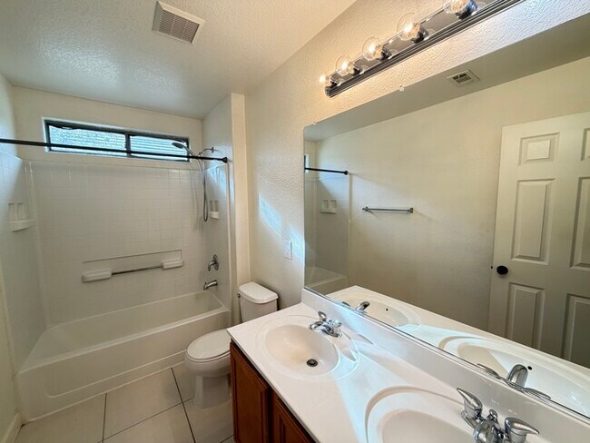 Building Photo - Carry Over Showing: This property has been shown before and will be rented to the first most qual...