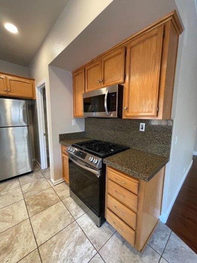 Building Photo - Large Open 4 Bedroom