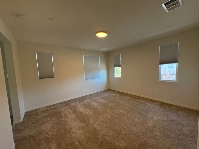 Building Photo - Spacious 3-Bedroom Townhome with Garage and Solar