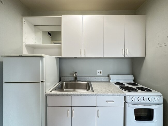 Building Photo - 450 W Wellington Ave