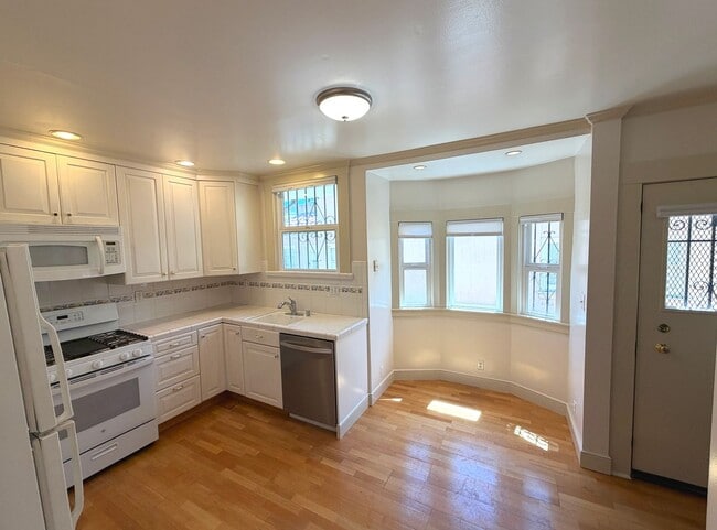 Building Photo - UPDATED BRIGHT HUGE 1650sf 2BR/1BA+BONUS Home Balboa Terrace LOTS of Natural Light AVAILABLE NOW