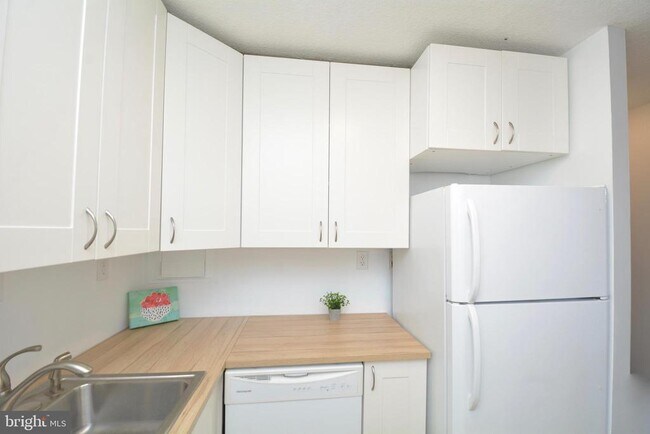 Building Photo - 4600 S Four Mile Run Dr