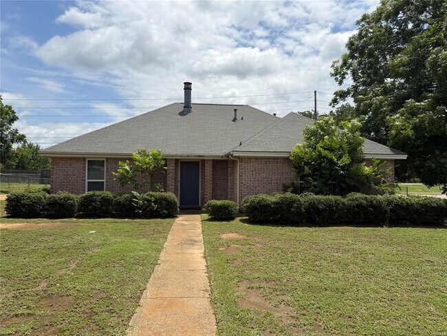 Building Photo - 803 Summer Ln