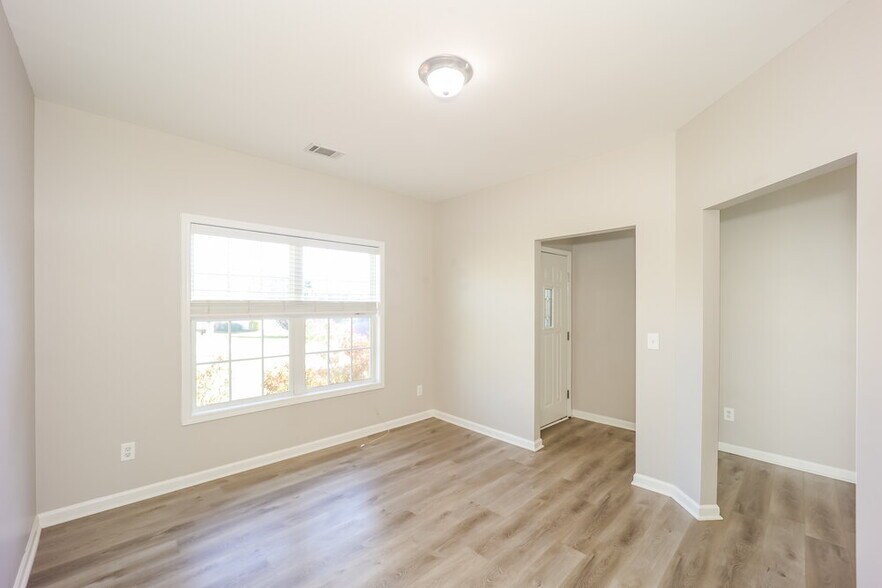 Building Photo - 323 Oakhaven Way