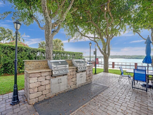 Building Photo - 2121 N Ocean Blvd