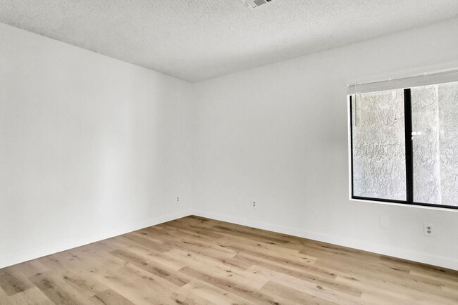 Building Photo - Great 3/2 in Crown Point!  Across from the street from bay access and available immediately!