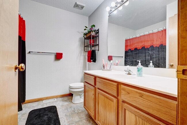 Building Photo - 3410 Zinnia Dr